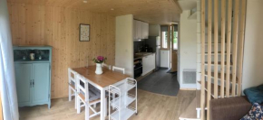 Gite la Chouette Bicoque, petite maison rénovée en bois une chambre, une mezzanine en bord de Rance